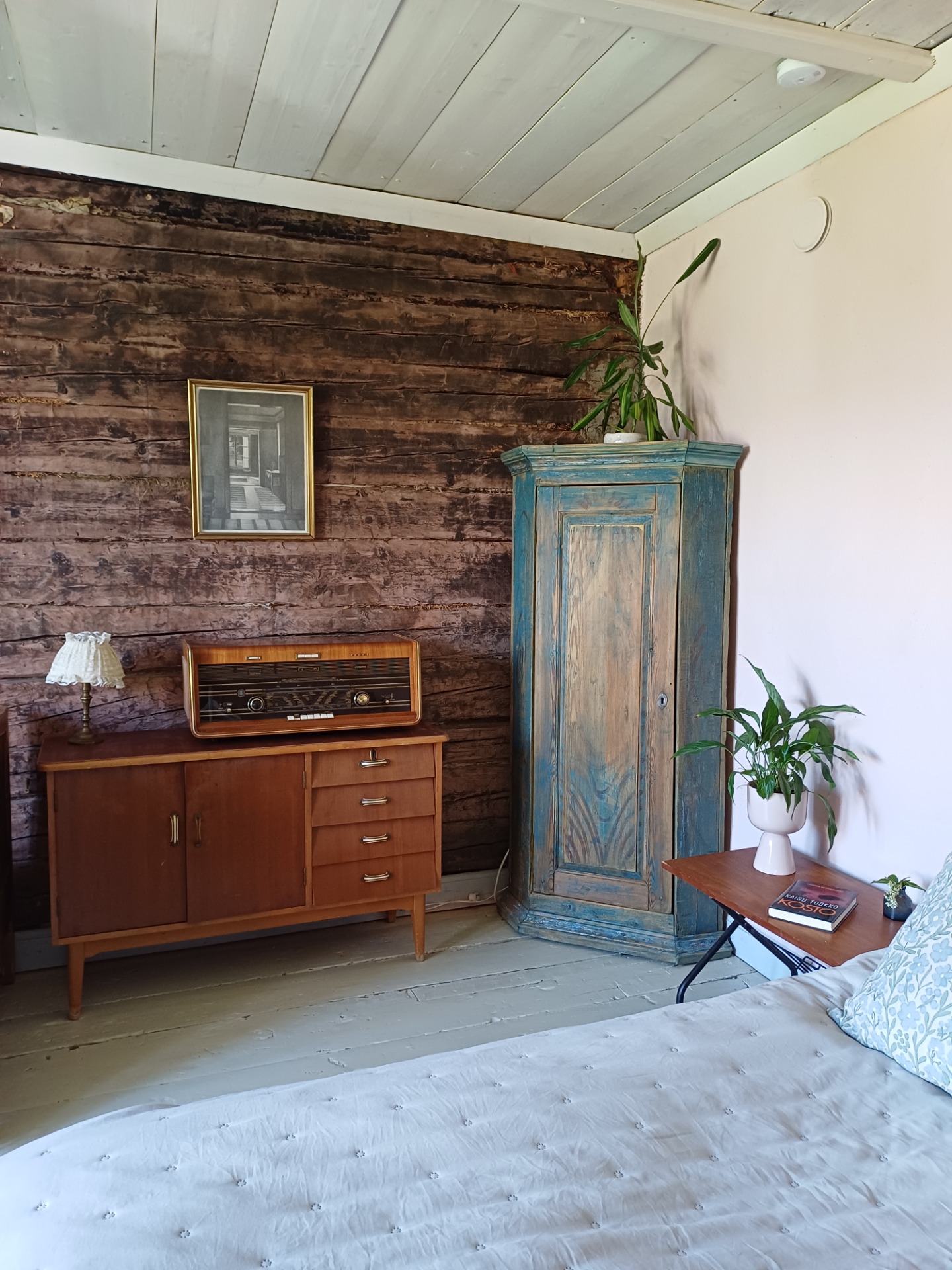 hirsiseinä, kulmakaappi, puulattia, vanha talo, vanha radio